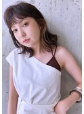 リラックス感の束感のあるカールと大人の女性のくみあわせ