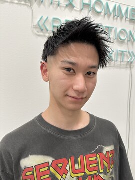 ロミーオム 本厚木(ROMMY. Homme) ツーブロック刈り上げフェード風アップバングショートメンズヘア