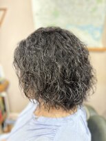 カムデンタウン(Camden Town) 女性のツイストスパイラルパーマスタイル,20代,30代,40代