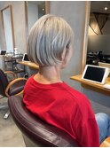 ホワイトカラーハイトーンカラー刈り上げボブ50代60代ミニボブ
