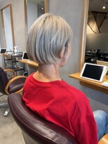 ペレ(pele)&nbsp;ホワイトカラーハイトーンカラー刈り上げボブ50代60代ミニボブ