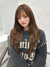 こだわり5: 京都の暗髪エクステ。素肌に溶け込むような自然な質感で、レイヤースタイルを上品に仕上げます