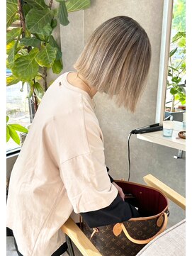 アン(Un) 【ホワイトベージュ】【シャドールーツ】【南船場】