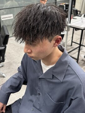 イーラ(era) ツイストスパイラルパーマ黒髪マッシュ刈り上げ眉毛