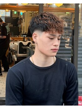 MR.BROTHERS CUT CLUB 福岡店【ミスターブラザーズ カットクラブ】の写真/硬派なクラシックカットに、現代のストリート感を宿すパーマを。カジュアル～ビジネスシート幅広いSTYLEを