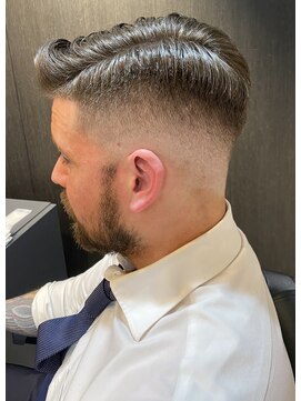 フランクスバーバー アンド ビアークラブ(FRANK'S BARBER and BEER CLUB) 七三オールバックスキンフェードサイドパートショート