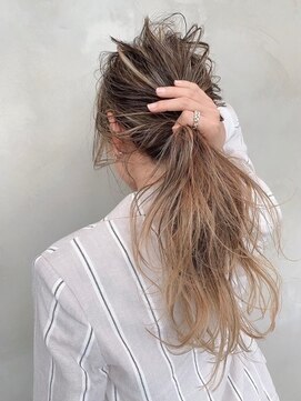 ケアリー 武蔵小杉(Carelly) 無造作カール×イルミナカラーハイライトロング