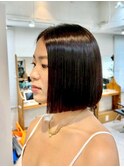 上品な艶感で好印象を叶える切りっぱなしボブ