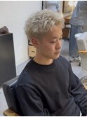 ホワイトベージュ/ブランドカラー/スパイキーショート