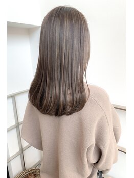 ヘアメイクアモーレ 光の森店(Hair Make Amore)の写真/【光の森】上品なグレイカラーで、1ヶ月後も再度感動する美髪へ。縮毛矯正×髪質改善メニューと相性◎