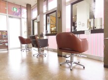 ヘアーアンドロハス レイール(Hair & Lohas Reir)の雰囲気（明るい自然光の入る店内。人目が気にならないプライベートな空間）