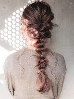 フォギーベージュ編み込み編み下ろし三つ編みヘアアレンジ