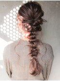 フォギーベージュ編み込み編み下ろし三つ編みヘアアレンジ