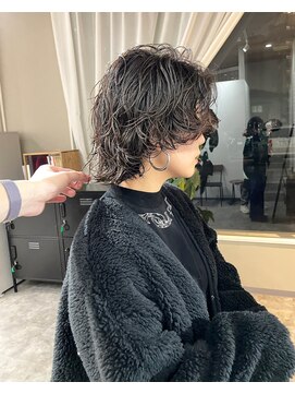 アットラップレーヴ(attrape-reve) サイドを切り込んだパーマヘア。【高橋ユウキ】