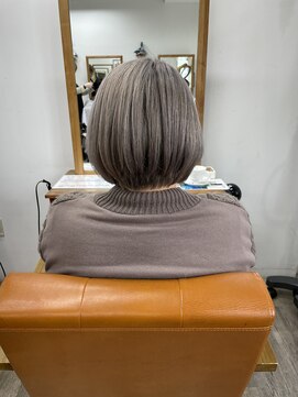 ルチナ 秦野(Lucina) 白髪ぼかし/シルバー/ショート