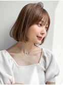 ナチュラルカールサイドバングホワイトグレージュ外ハネボブ