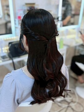 アトリエビューティーアミュ(atelier beauty AmU) 結婚式 二次会 お呼ばれ ねじりハーフアップ
