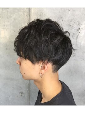 ゼンコー アオヤマ(ZENKO Aoyama) 横顔が素敵に決まるツーブロックツイストパーマ[表参道/青山］