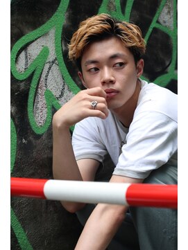 ブークル(boucle) 抜きっぱなしブリーチ　グランジヘア　ハイトーンベリーショート