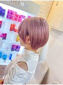 明るめのピンクが可愛いハイトーンショート