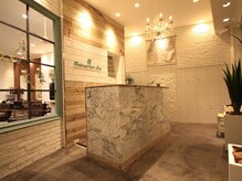 ラファンジュ ヘアー クレオ(Rohange hair Creo)の雰囲気（木目調のアットホームな癒し空間。店内にはアンティークな小物も）