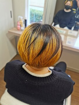 ドゥージングヘアースクラッチ(Dozing Hair Scratch) 伸びたブリーチ髪にアシメ黒カラー