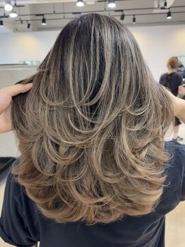 メリー オオサカ(Merly Osaka) 心斎橋/バレイヤージュ/レイヤーカット/海外レイヤー