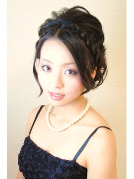 ブリエ(briller) 両サイド編み込み ねじりのアップスタイル