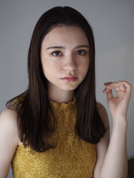 エラ(ELLA) 清潔感のある柔らかアッシュブラウンのセミロング