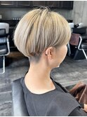 女性らしい大人の刈り上げショート × ハイトーンカラー