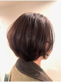 耳にかけて艶かしいミディアムショート
