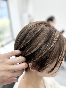 白髪は気になるけど赤みや暗くなるのは避けたい方。話題の白髪ぼかしハイライトが得意【新松戸/ショート】