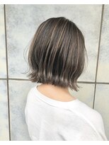 レナークイスト(LENAHC ist)&nbsp;ぱつっとボブ×ハイライトグレージュカラー