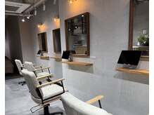 アノン(a'none)の雰囲気（ホワイトとグレーが基調の落ち着いた雰囲気の店内です）