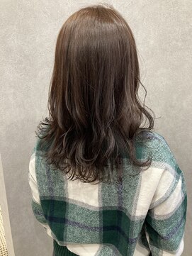 シロトータルデザイン(shiro total design) オリーブカラー×重めロブ