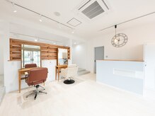 フェリーチェ(felice)の雰囲気（入り口に入ってすぐの、柔らかい日差しにつつまれるセット面）