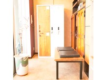 マーブル(MARBLE)の雰囲気（待合スペース。自然光が差し込む明るい店内です。）