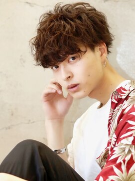 ライラ(Lyla) 無造作質感 前下がりスパイラルマッシュ