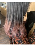 ブラック×ピンク毛先カラーハイトーンブリートおしゃれスタイル