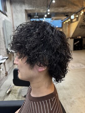 カーニー 上野(kearny) ツイストスパイラルパーマ縦落ちパーマ波巻きパーマウルフ