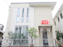 【外観】赤い看板が目印です♪