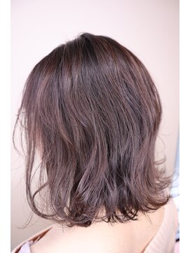 オラ ボーテ(Aura Beaute) ミディアムウェーブ×ラベンダーベージュカラー