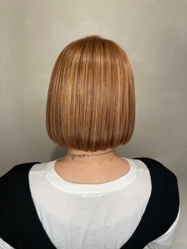 ハイライトで魅せる。立体感前下がりボブ