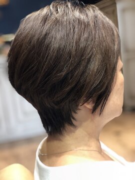 ルスキニア(Luscinia) 横顔も美人な上品ショート