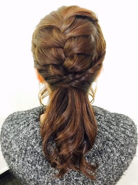 ルナクレセント (Luna crescent) アレンジ　編みこみとねじりのポニー【TEL予約】￥1300→￥1200