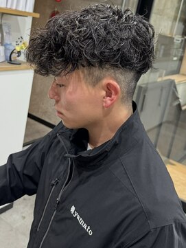 イーラ(era) 黒髪スペインカールスパイラルパーマ眉毛刈り上げ