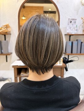 ヴィアンカ(Vianca) 大人ショートボブ×パールグレージュ系ハイライト