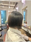 切りっぱなし前下がりボブ