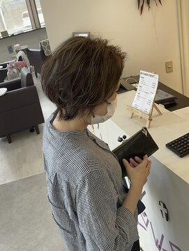 クアトロ 宇都宮本店(QUATRO) 白髪ぼかしハイライト×ショート