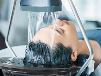 エストータルビューティサロン(es TOTAL BEAUTY SALON)の写真/《琴似/発寒南》話題の頭浸浴導入サロン!シャンプー台までこだわり抜いた極上のリラクゼーションタイムを◇